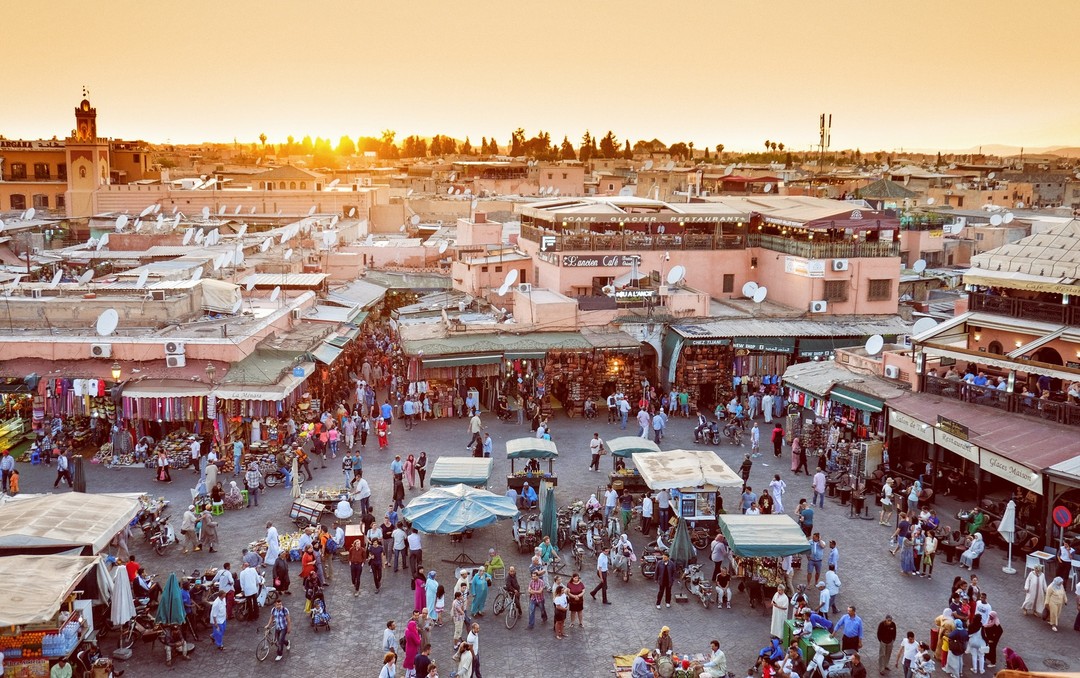 𝑳𝒂 𝒑𝒊𝒂𝒛𝒛𝒂 𝒅𝒐𝒗𝒆 𝒔𝒊 𝒊𝒏𝒄𝒐𝒏𝒕𝒓𝒂 𝒊𝒍 𝒎𝒐𝒏𝒅𝒐
Il centro vitale di #Marrakech è Jema el-Fna, la piazza attorno alla quale si sviluppa la città vecchia e su cui affaccia la moschea Kutubiyya, con il celebre minareto. Il volto di piazza Jema al-Fna cambia durante la giornata: di mattina e pomeriggio vi si svolge un vasto mercato all’aperto, con bancarelle di stoffe, datteri, spremute d’arancia, uova di struzzo… e attività artigiane di ogni tipo, dai decoratori con l’henné ai cavadenti, dagli indovini agli acrobati, dai suonatori di piazza agli incantatori di serpenti. Quando poi cala la sera, subentrano tavole e panche per cenare con couscous e tajine, allietati da musicanti gnaoua e cantastorie.

✈Scegli il MAROCCO a settembre: un tour tra città e deserti, attraversando la catena dell'Atlante...

#viaggi #viaggiare #viaggiatori #viaggimarocco #marocco #travel #traveldesignstudio