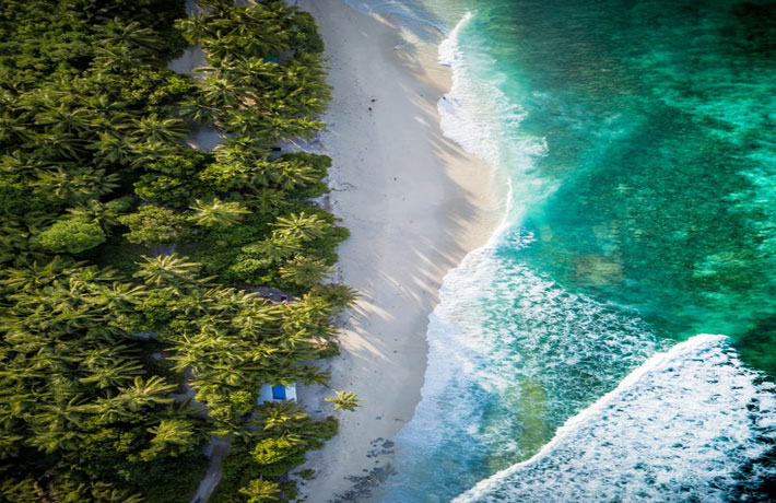 viaggio-alle-maldive-spiaggia-drone