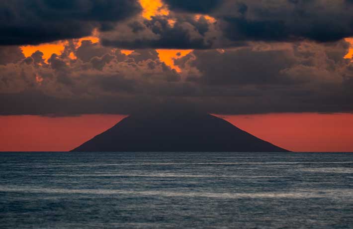 viaggio-alle-eolie-stromboli-tramonto