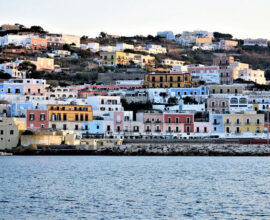 viaggio-ponza-case-colorate